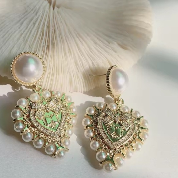 Anthropologie Jewelry - Baroque Pearl Heart Gold Earrings